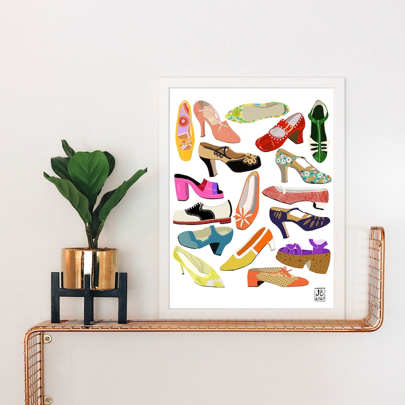 K&ouml;nnte beinhalten: Ein wei&szlig; gerahmter Druck mit einer farbenfrohen Illustration verschiedener Schuhe. Die Schuhe sind in verschiedenen Stilen und Farben, darunter Rot, Blau, Gr&uuml;n, Gelb und Pink. Der Druck ist mit "JB Art" betitelt.