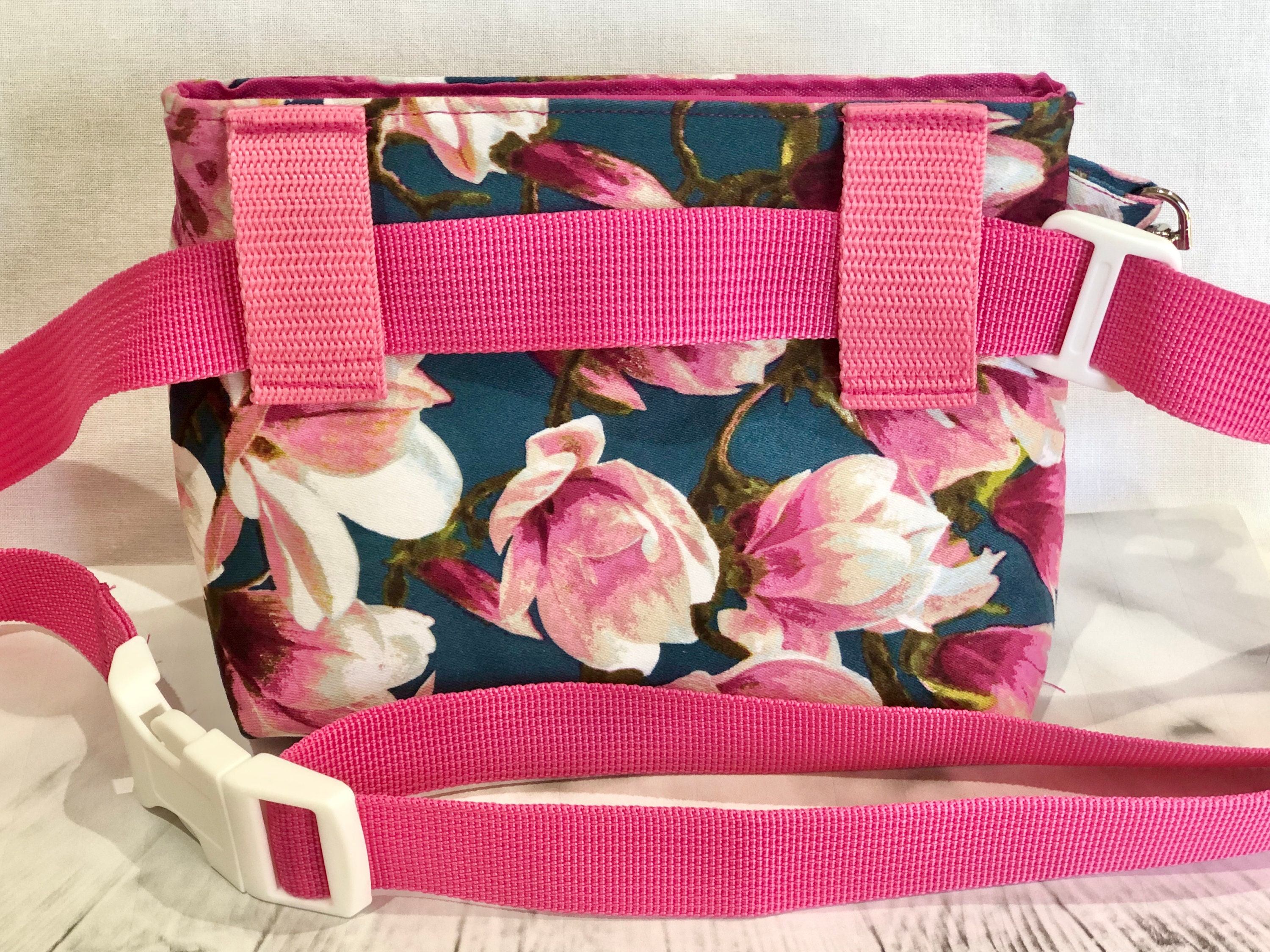 Lebendige rosa Blüte auf blauen Hund Trainingstasche. Hund Etsy