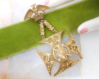 Stylized Vintage Round Gold Tone Faux Pearls Maltese Cross Florenza Maltese Brooch Stones Wreath
