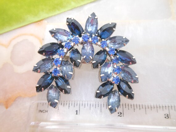 Vintage Blue Rhinestone Brooch Laurel Wreath Pin … - image 9