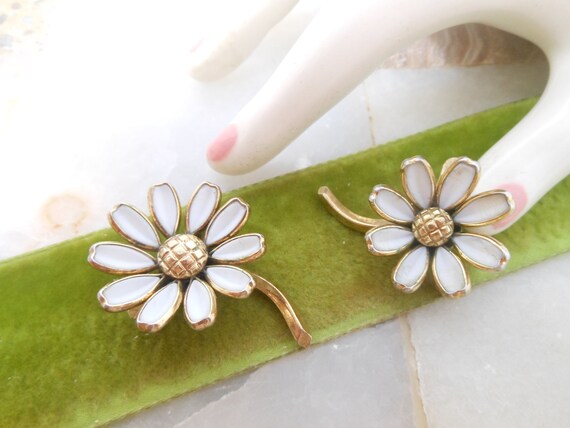 Vintage Crown TRIFARI White Flower Brooch Pair Se… - image 3