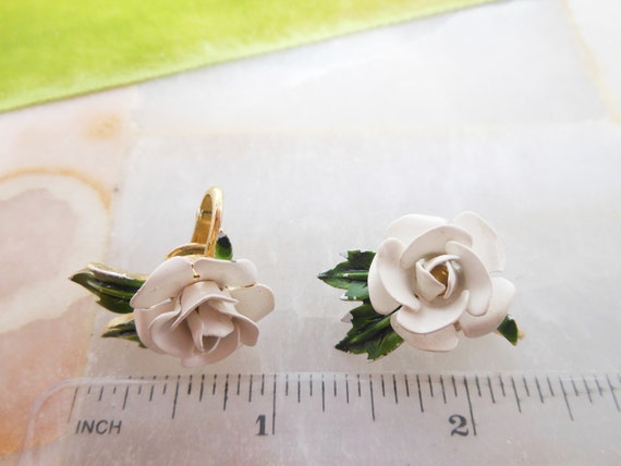 Vintage Crown TRIFARI White Rose Earrings Clip On… - image 5