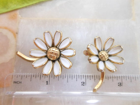 Vintage Crown TRIFARI White Flower Brooch Pair Se… - image 7