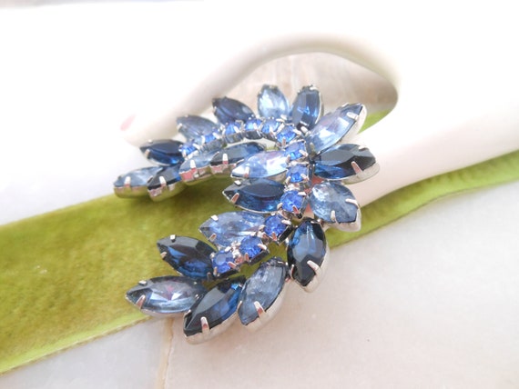 Vintage Blue Rhinestone Brooch Laurel Wreath Pin … - image 6