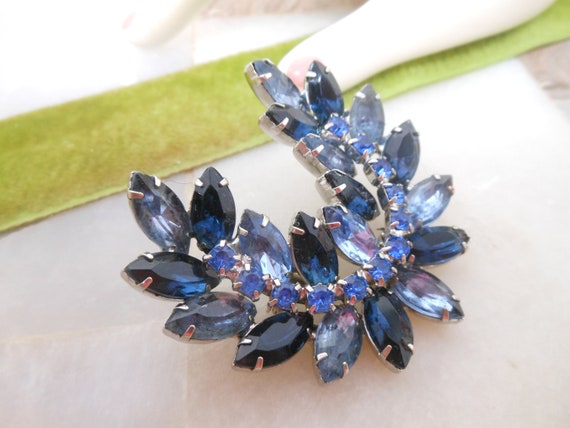 Vintage Blue Rhinestone Brooch Laurel Wreath Pin … - image 5