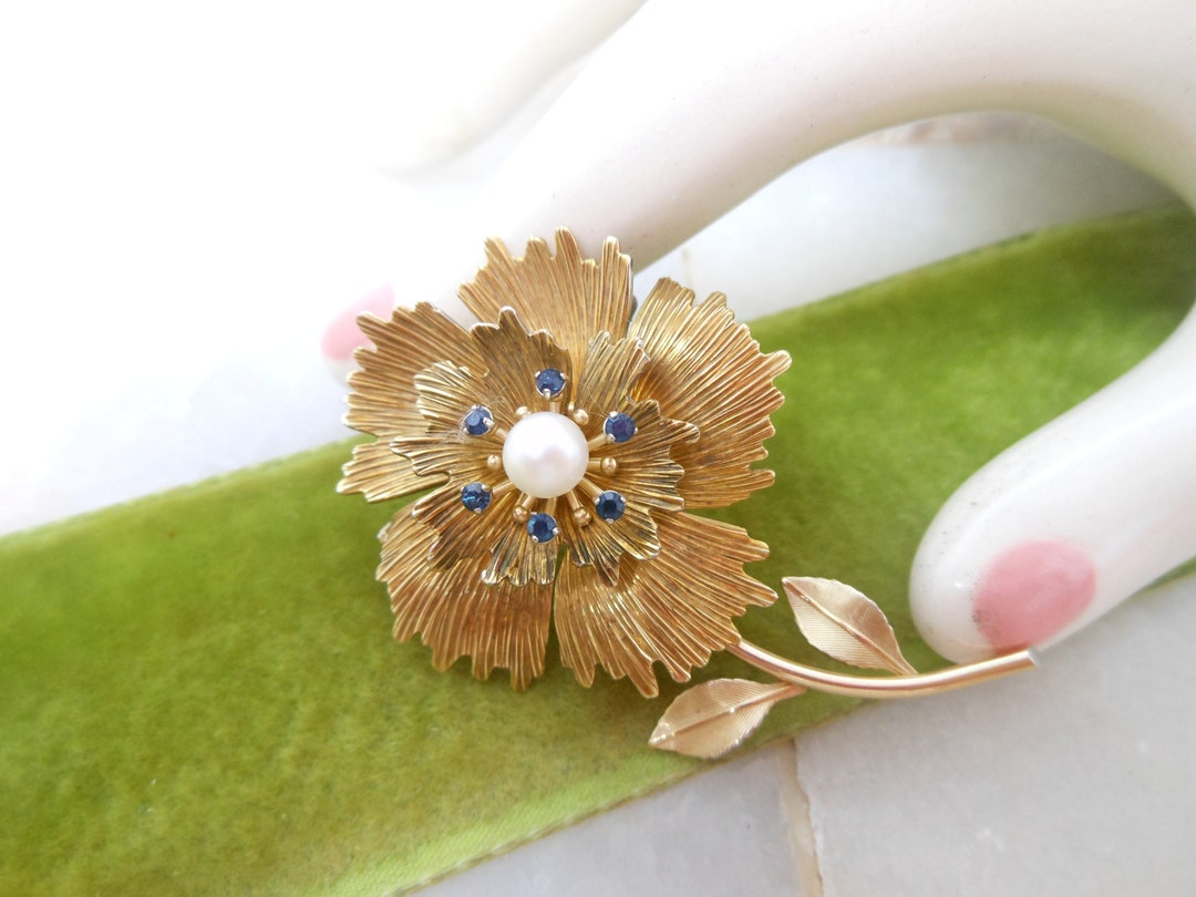 Pearl flower brooch discount