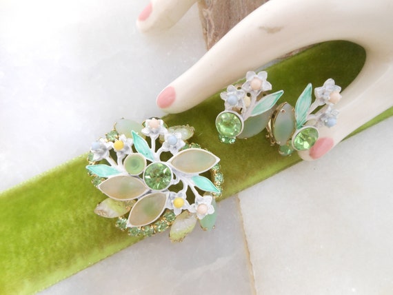 Vintage Green Rhinestone Brooch Earrings Set Past… - image 1