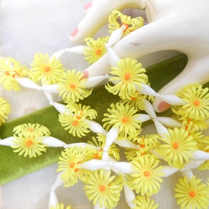Vintage Plastic Flower Necklace Daisy Garland Lei Bead Cluster Yellow White Hippie Boho Long 52&quot; MOD Mid Century Jewelry, VivianJoel.com
