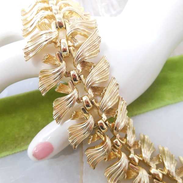 Vintage LISNER Designer Bracelet Modernist Feather Link Gold Tone Plate Jewelry Gift Mid Century, VivianJoel.com