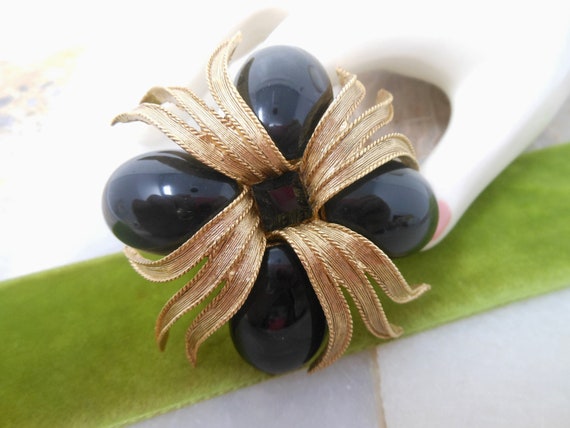 Oscar de on sale la renta brooch