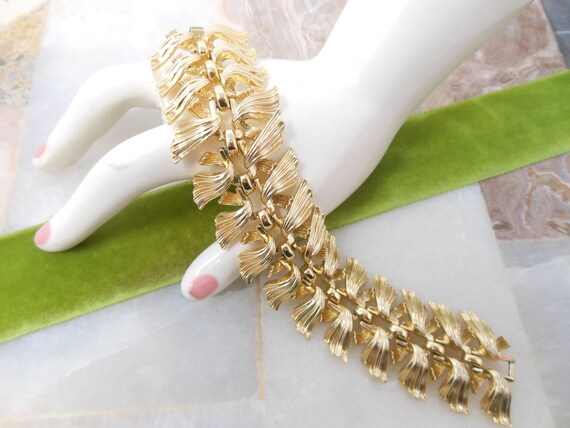 Vintage LISNER Designer Bracelet Modernist Feathe… - image 2