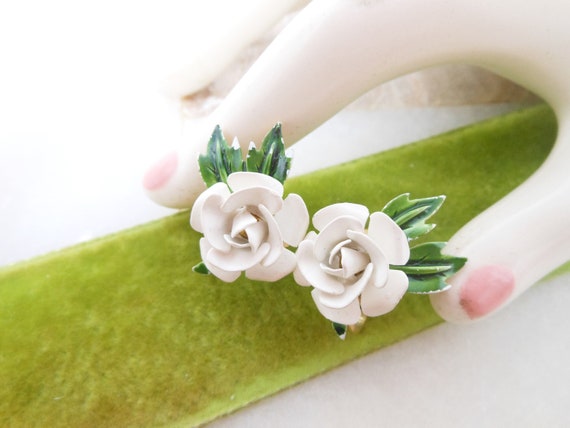 Vintage Crown TRIFARI White Rose Earrings Clip On… - image 1