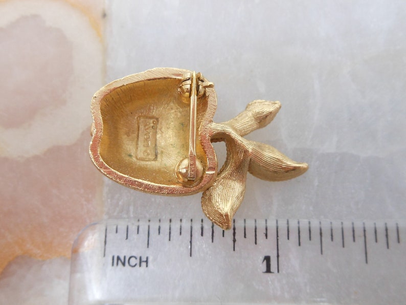 Vintage AVON Designer Pin Brooch Apple Fruit Gold Tone Plate Petite Rockabilly Mid Century Jewelry Gift VivianJoel.com