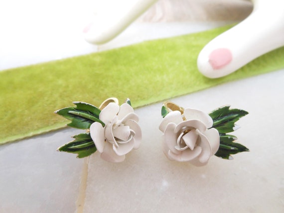 Vintage Crown TRIFARI White Rose Earrings Clip On… - image 3