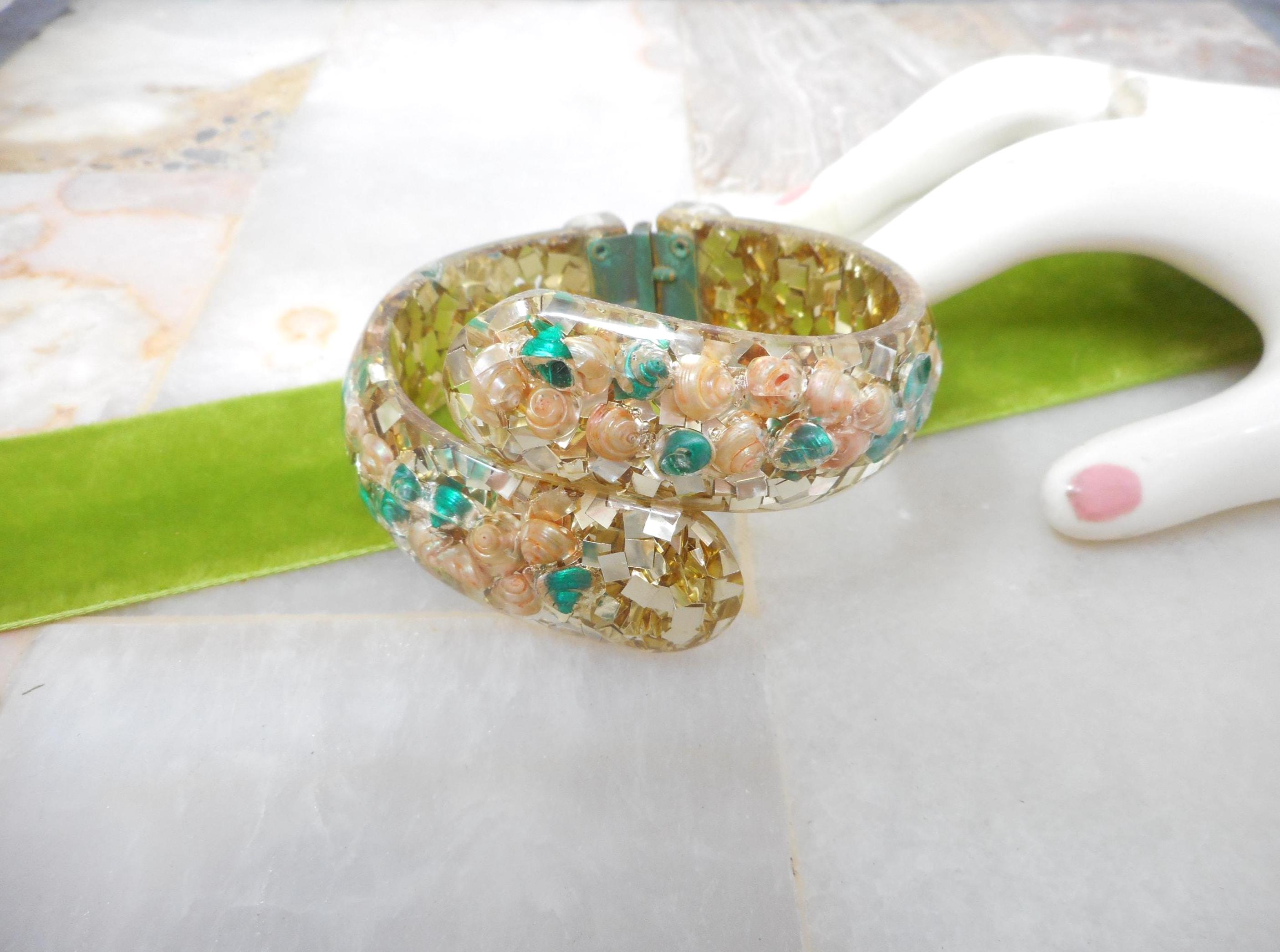 Vintage Confetti LUCITE Bracelet Seashell Old Plastic Gold  display picture 3