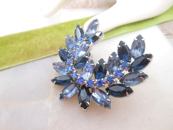 Vintage Blue Rhinestone Brooch Laurel Wreath Pin … - image 2