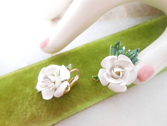 Vintage Crown TRIFARI White Rose Earrings Clip On… - image 2