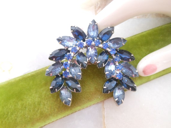 Vintage Blue Rhinestone Brooch Laurel Wreath Pin … - image 3