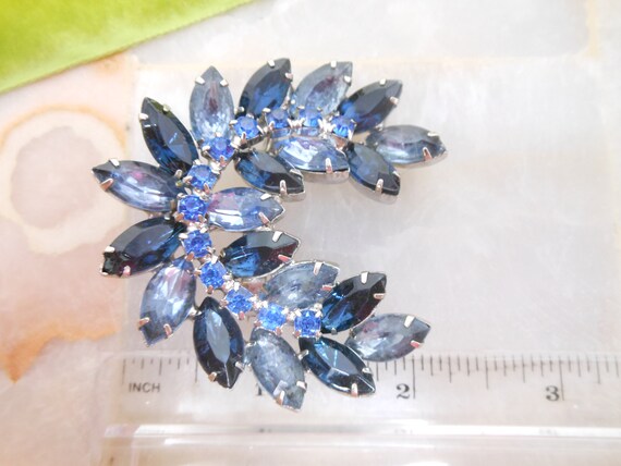 Vintage Blue Rhinestone Brooch Laurel Wreath Pin … - image 10