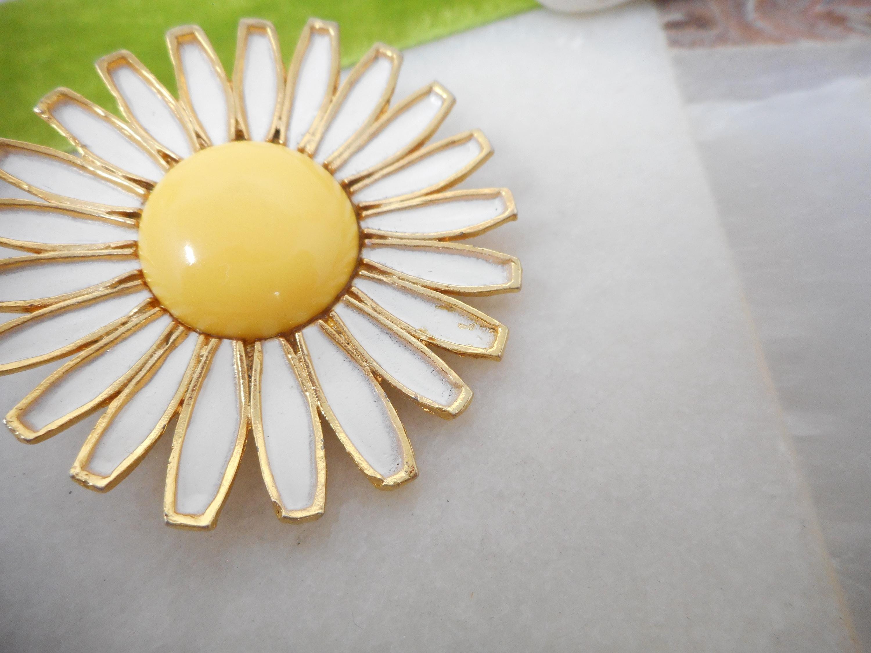 Vintage WEISS Daisy Brooch Enamel Mod Flower Power Yellow Lucite ...