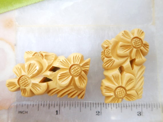 Vintage BAKELITE Dress Clip Pin Set Brooch Pair C… - image 7