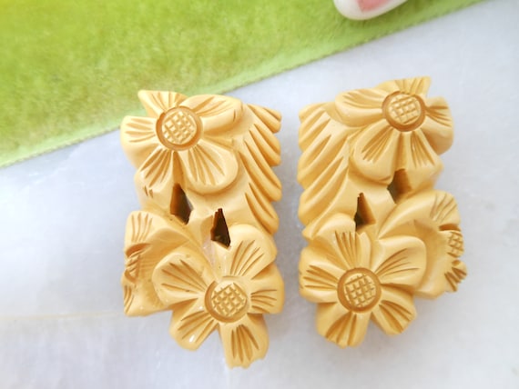 Vintage BAKELITE Dress Clip Pin Set Brooch Pair C… - image 3