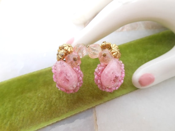 Vintage ROBERT Cluster Earrings Clip On Pink Art … - image 1