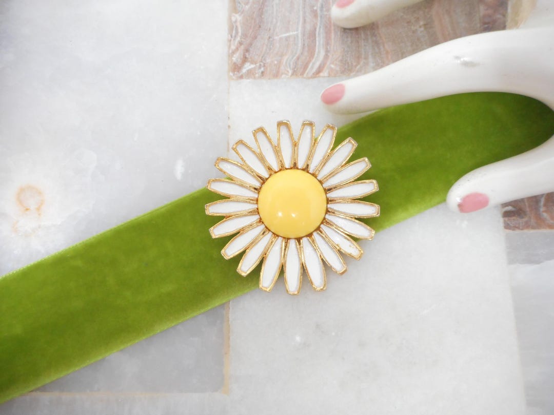 Vintage WEISS Daisy Brooch Enamel Mod Flower Power Yellow Lucite ...