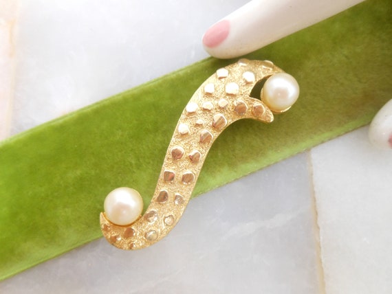 Vintage CELEBRITY NY Brooch Chunky Faux Pearl Gol… - image 1