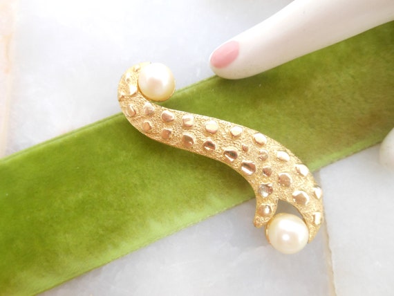 Vintage CELEBRITY NY Brooch Chunky Faux Pearl Gol… - image 3