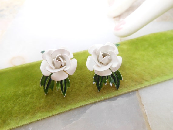 Vintage Crown TRIFARI White Rose Earrings Clip On… - image 4