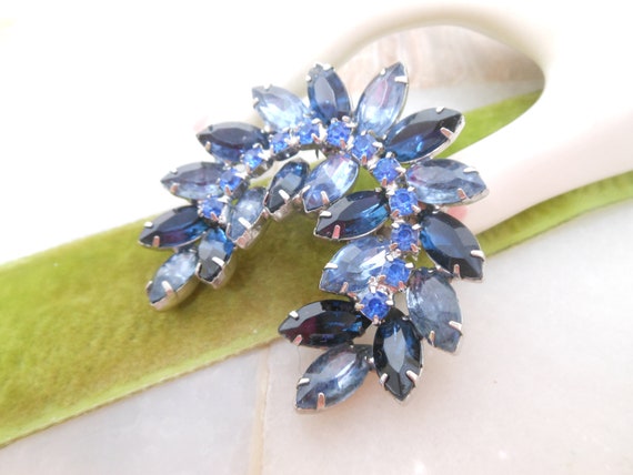 Vintage Blue Rhinestone Brooch Laurel Wreath Pin … - image 4