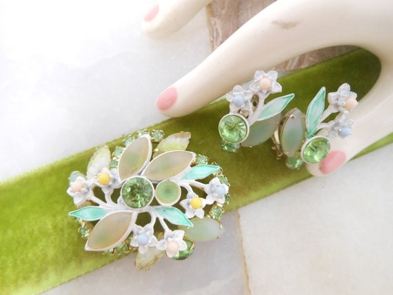 Vintage Green Rhinestone Brooch Earrings Set Past… - image 10