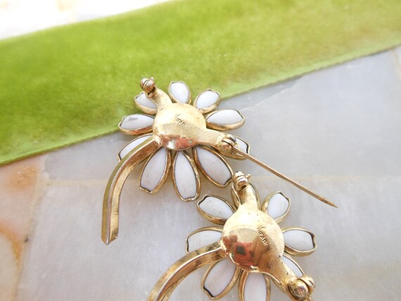 Vintage Crown TRIFARI White Flower Brooch Pair Se… - image 9