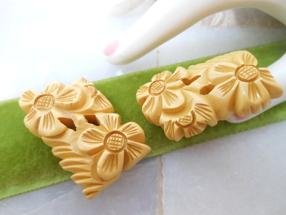 Vintage BAKELITE Dress Clip Pin Set Brooch Pair C… - image 2