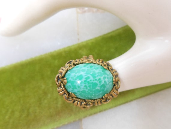 Vintage WEST GERMANY Ring Green Peking Glass Stat… - image 2