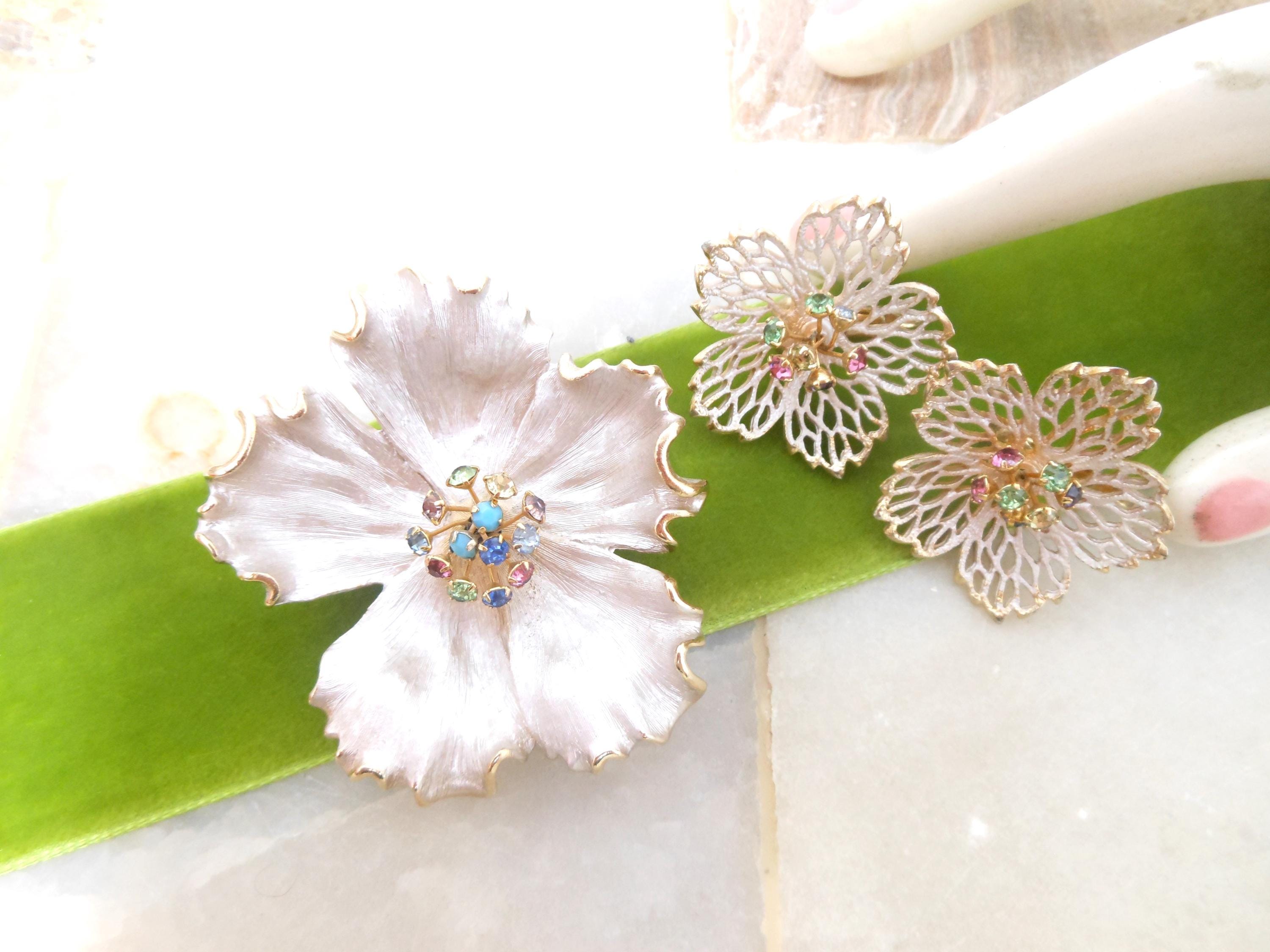 Vintage 1960s Rhinestone Starburst Hair Clip Red Green Atomic Mid Century Pin-Up Fantastic vintage atomic starburst brooch and pin lot  main image 2