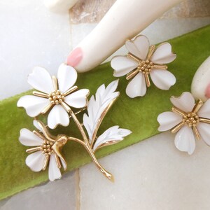 Vintage Crown TRIFARI Dogwood Brooch Earrings Set Classic Flower