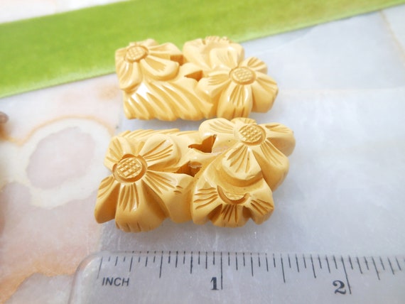 Vintage BAKELITE Dress Clip Pin Set Brooch Pair C… - image 4