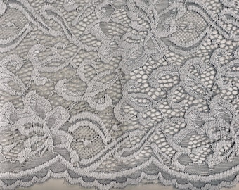 Elaine, tecido leve de renda elástica em nylon e elastano com estampa floral em tom cinza prateado, ideal para roupas, lingerie, fantasias, decoração e artesanato.