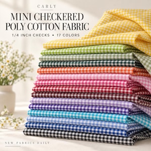 Op de afbeelding: Een stapel gevouwen poly-katoenen stof met een klein ruitpatroon met ruiten van 0,64 cm. De stof is verkrijgbaar in 17 kleuren, waaronder geel, groen, oranje, roze, rood, paars, blauw en zwart, gelabeld als Carly Mini Checkered Poly Cotton Fabric.