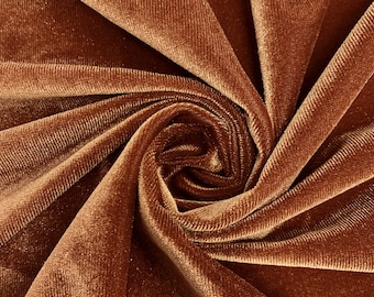 Peut inclure: Gros plan sur un tissu en velours côtelé brun avec une texture douce et veloutée. Le tissu est plié et tordu, créant un motif en spirale.