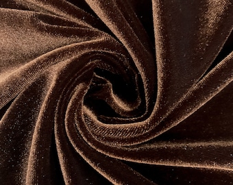 Peut inclure: Gros plan sur un tissu de velours brun foncé, mettant en valeur sa texture douce et son léger brillant. Le tissu est drapé et plié, créant un aspect luxueux et élégant.