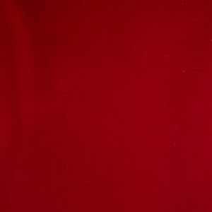 Puede incluir: Un fondo de tela rojo s&oacute;lido.