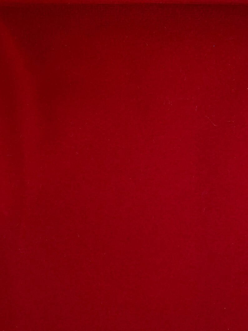 Puede incluir: Un fondo de tela rojo s&oacute;lido.