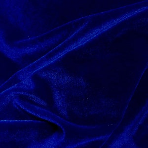 Puede incluir: Primer plano de una tela de terciopelo azul oscuro con pliegues y arrugas suaves. La tela tiene una textura suave y lujosa.