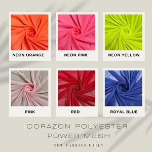 Pu&ograve; includere: Sei campioni di tessuto a rete di potenza in poliestere di colore arancione neon, rosa neon, giallo neon, rosa, rosso e blu reale. Il tessuto &egrave; una rete leggera e trasparente con un leggero luccichio. Il testo "CORAZON POLYESTER POWER MESH" e "NEW FABRICS DAILY" &egrave; stampato sotto i campioni.