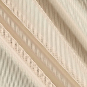 Può includere: Primo piano di un tessuto a rete beige con una trama fine e uniforme. Il tessuto è morbido e delicato, con una finitura leggermente scintillante.