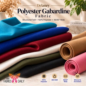 Puede incluir: Tela de gabardina de poliéster Delaney, un tejido de sarga estructurado. La imagen muestra telas apiladas y enrolladas en azul cerceta, azul, rojo, blanco, oliva, negro, bronceado y rosa. Texto: 100% poliéster, 58/60" de ancho, 280 GSM, estiramiento mínimo.