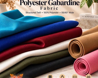 Pode incluir: Tecido de gabardine de poliéster Delaney, um sarjado estruturado. A imagem mostra tecidos empilhados e enrolados em azul-petróleo, azul, vermelho, branco, oliva, preto, bege e rosa. Texto: 100% poliéster, 58/60" de largura, 280 GSM, elasticidade mínima.